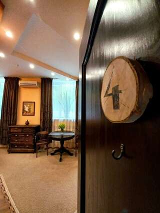 Гостиница Австерия Пермь Номер комфорт №4 с 1 двуспальной кроватью-5